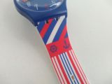  Đồng hồ thời trang màu đỏ trắng xanh Swatch (Thụy Sỹ - Swiss made). 