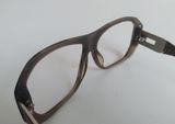  Gọng kính màu vân đá TRUSSARDI thương hiệu Ý. Gọng bản to, đeo ôm chắc chắn. 