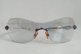  Kính râm dáng thể thao Oakley (Made in USA). Gọng nhẹ, cân đối, đeo ôm chắc chắn. 