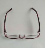  Gọng kính màu đỏ đun có càng màu vân đá quý 999.9 (Thương hiệu nổi tiếng bậc nhật Nhật Bản). 