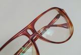 Gọng kính cổ điển màu mai rùa đồi mồi hàng chục năm tuổi. 