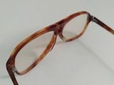  Gọng kính cổ điển màu mai rùa đồi mồi hàng chục năm tuổi. 
