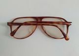  Gọng kính cổ điển màu mai rùa đồi mồi hàng chục năm tuổi. 