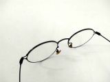  Gọng kính titanium dáng tròn màu đen Sophỉa Loren (made in korea). (Độ mới hơn 90%). 