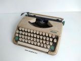  Máy đánh chữ Olympia sản xuất tại Đức thập niên 70 80 sử dụng đánh chữ tiếng Việt thời bao cấp. 
