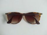  Kính râm màu đồi mồi chất cổ điển Rayban (RB 4171). 