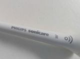  Bàn chải dánh răng điện màu trắng Philips Sonicare. Bàn chải hoạt động tốt 