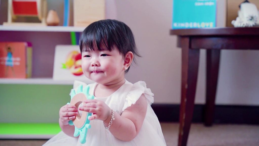 Vòng ngặm nướu con nhím trong Hộp đồ chơi Kết Nối của Kinderlove cho bé 2-3 tháng tuổi