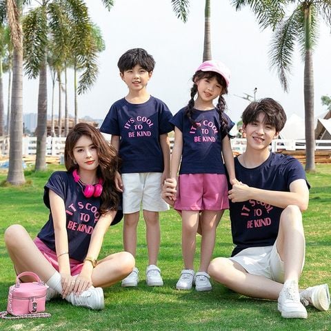 Áo gia đình Familylove - đồ gia đình in chữ IT'S COOL TO BE KIND sắc màu chất liệu cotton 100%