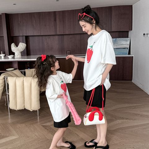 Áo Đôi Mẹ Bé Familylove - Mẫu đôi mẹ và bé họa tiết trái dâu đáng yêu Chất Cotton 100 Cao Cấp