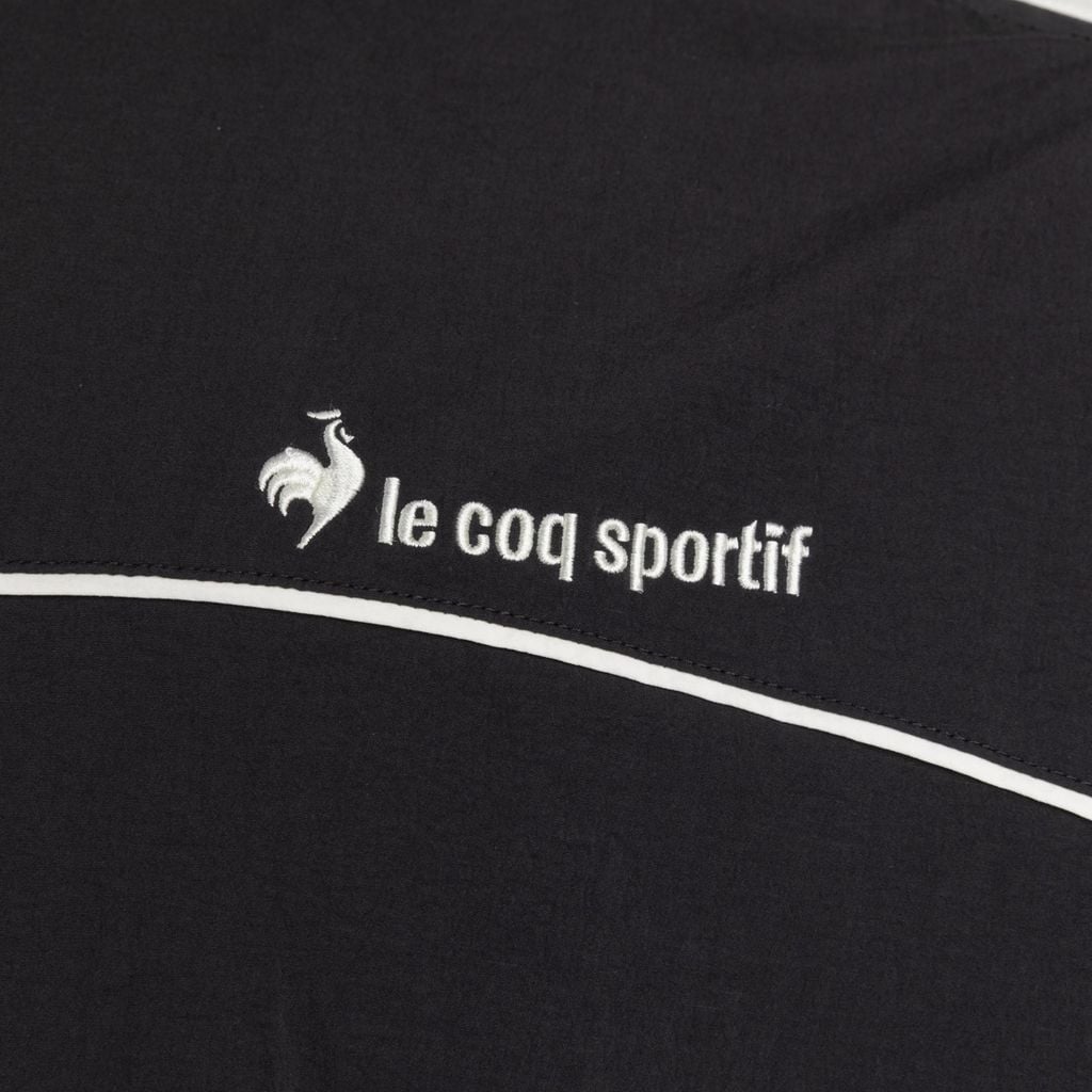 Áo khoác nam vải taslan co giãn nhẹ và chống nước.