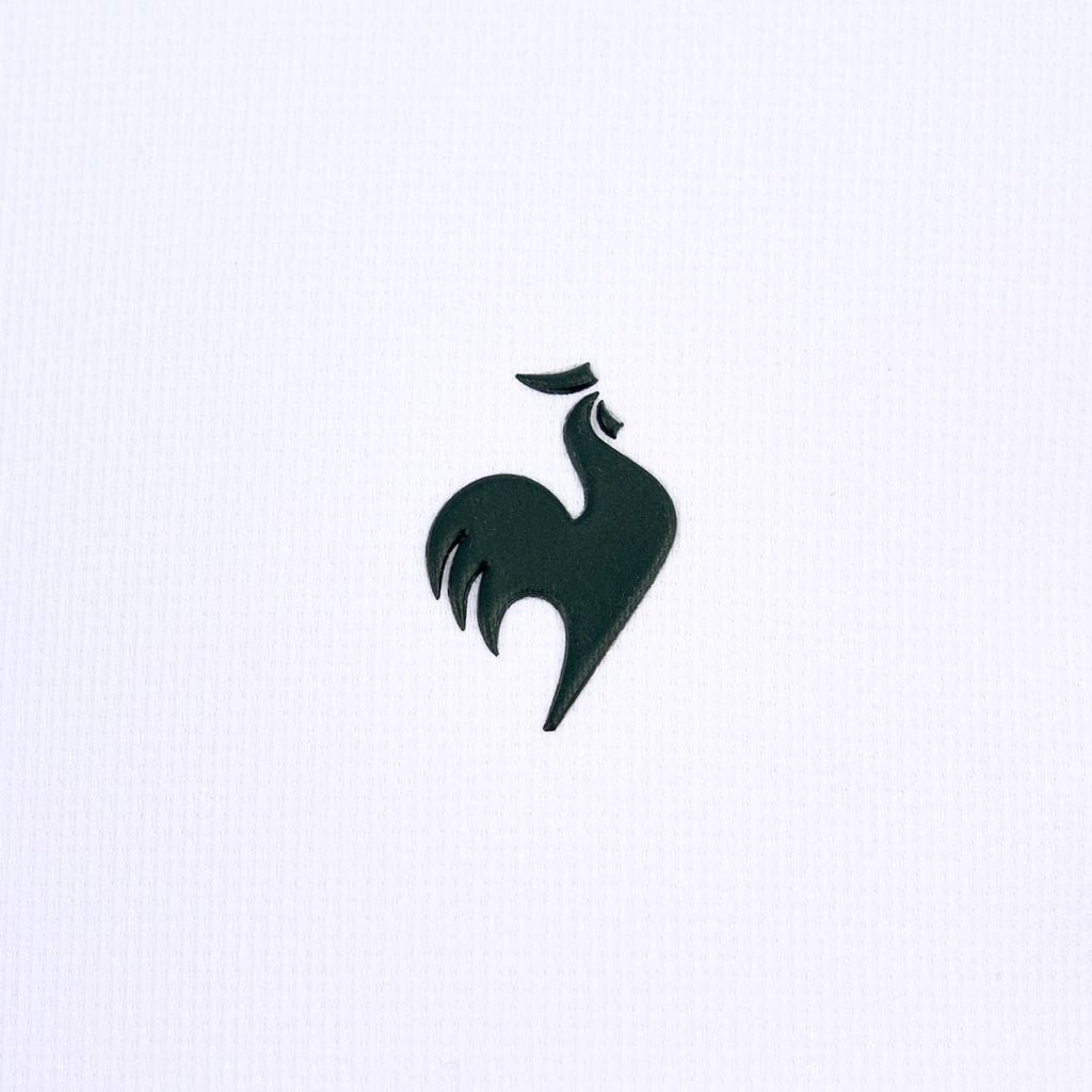 Áo polo Le Coq Golf GQ121MTL12-WHTE họa tiết tay áo sọc và logo thêu tinh tế.