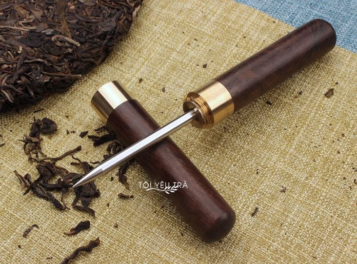 Kim châm trà: cây kim được làm bằng thép không rỉ, chắc chắn, cán bằng gỗ mun cao cấp dùng tách bánh trà phổ nhĩ