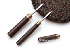 Kim châm trà: cây kim được làm bằng thép không rỉ, chắc chắn, cán bằng gỗ mun cao cấp dùng tách bánh trà phổ nhĩ