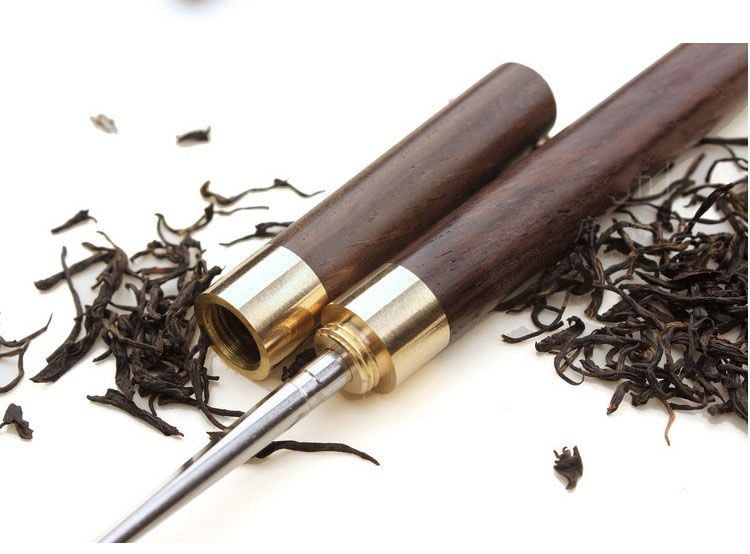 Kim châm trà: cây kim được làm bằng thép không rỉ, chắc chắn, cán bằng gỗ mun cao cấp dùng tách bánh trà phổ nhĩ