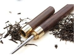 Kim châm trà: cây kim được làm bằng thép không rỉ, chắc chắn, cán bằng gỗ mun cao cấp dùng tách bánh trà phổ nhĩ