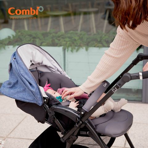 Xe đẩy cho bé Combi CrossGo (2 chiều - Màu Đen Cam)