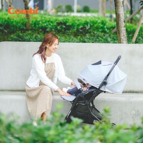 Xe đẩy cho bé Combi Neyo 4Cas Compact (2 chiều - Màu vàng)