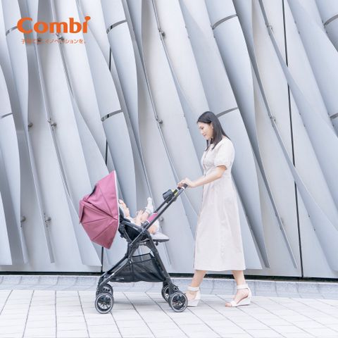 Xe đẩy cho bé Combi Sugocal Light (2 chiều - Màu xanh dương)