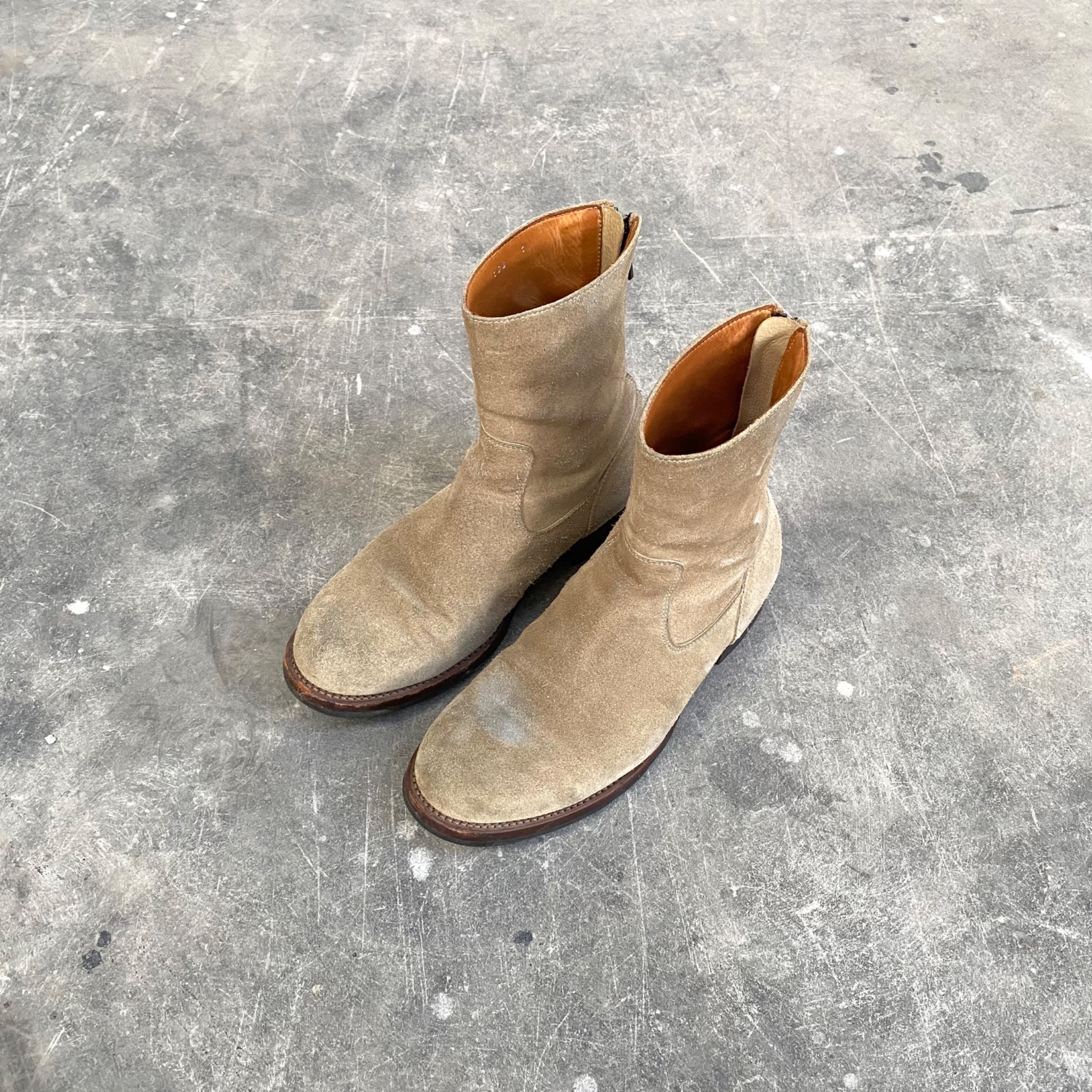 Boots – Around the shoess