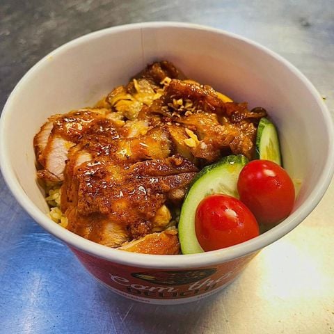  Cơm Thố Xá Xíu và Gà Chiên Mắm Tỏi 