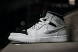 Giày Nike Air Jordan 1 Mid 'Wolf Grey Pure Platinum' 554724 032