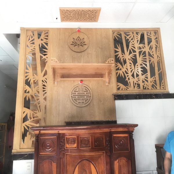 Vách Ngăn Cầu Thang Gỗ Có Bàn Thờ - CT13