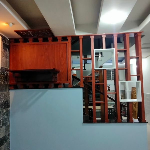 Vách Ngăn Cầu Thang Gỗ Có Bàn Thờ- CT54