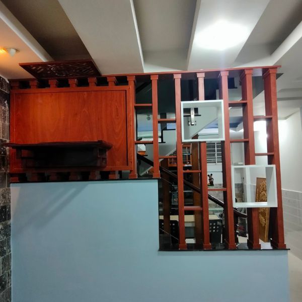 Vách Ngăn Cầu Thang Gỗ Có Bàn Thờ- CT54