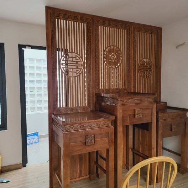Vách Ngăn Cho Phòng Thờ Có Bàn Thờ- PT76