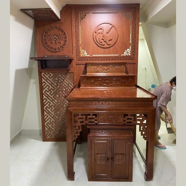 Vách ngăn phòng thờ 18