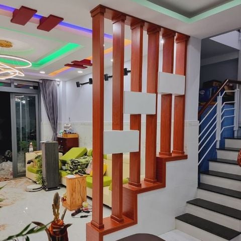  Vách ngăn cầu thang giật cấp 