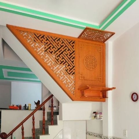  Vách ngăn cầu thang treo trang thờ 
