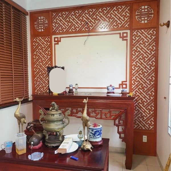 Vách ngăn phòng thờ 142
