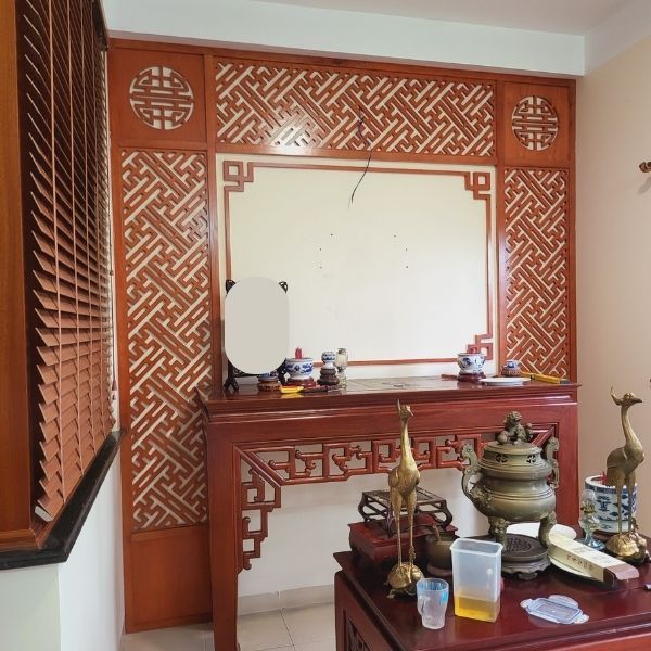 Vách ngăn phòng thờ 142