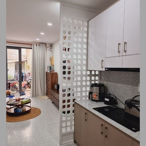  Vách ngăn phòng khách và bếp - nhựa pima trắng 