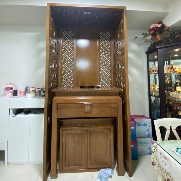 Khung vách ngăn bàn thờ với phòng khách