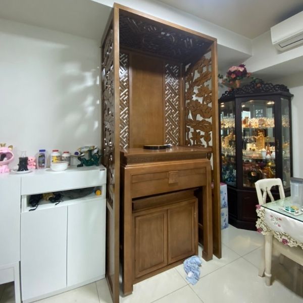 Khung vách ngăn bàn thờ với phòng khách