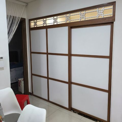 Vách cửa lùa mica trắng