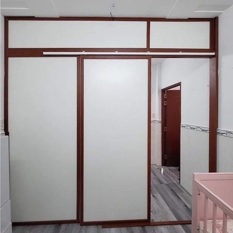 vach-ngan-phong-kin-bang-go