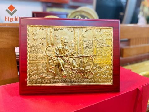 QUÀ TẶNG TRANH ĐỒNG BÁC HỒ NGỒI GHẾ MÂY, DÁT VÀNG (23cm*32cm)