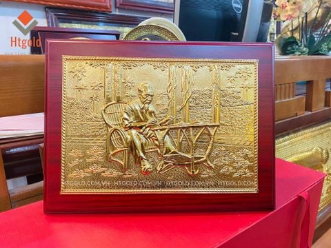 QUÀ TẶNG TRANH ĐỒNG BÁC HỒ NGỒI GHẾ MÂY, DÁT VÀNG (23cm*32cm)