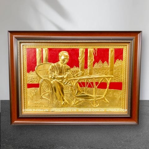 TRANH ĐỒNG BÁC HỒ NGỒI GHẾ MÂY, DÁT VÀNG (40cm*55cm)