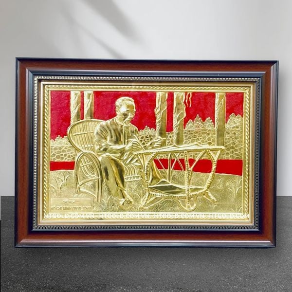 TRANH BÁC HỒ NGỒI GHẾ MÂY BẰNG ĐỒNG (40 x 55cm)