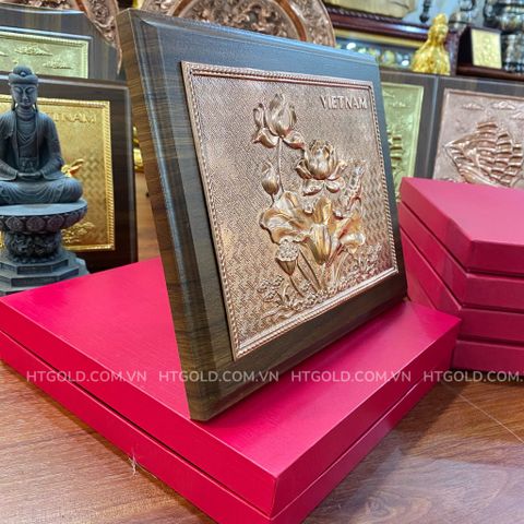 Quà tặng tranh hoa sen bằng đồng đỏ cao cấp (Kích thước  20cm x 25cm)