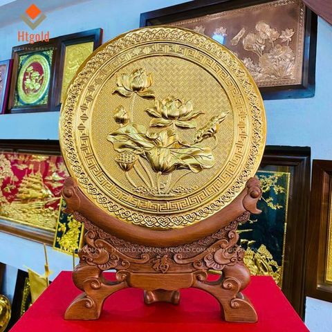 QUÀ TẶNG TRANH ĐĨA HOA SEN BẰNG ĐỒNG, MẠ VÀNG 24K (Đường kính 26cm; Tổng chiều cao 36cm)