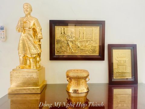 TRANH BÁC HỒ NGỒI GHẾ MÂY BẰNG ĐỒNG, MẠ VÀNG 24K (Kích thước 28cm x 38cm)-  QUÀ TẶNG MẠ VÀNG