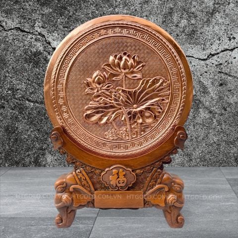 QUÀ TẶNG TRANH ĐĨA HOA SEN BẰNG ĐỒNG ĐỎ (Đường kính 26cm; Tổng chiều cao 36cm)