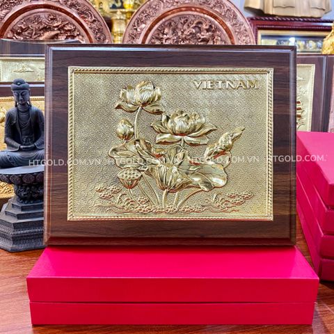 Quà tặng tranh hoa sen bằng đồng vàng cao cấp (Kích thước 20cm x 25cm)