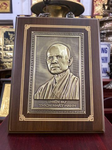 TRANH CHÂN DUNG THIỀN SƯ THÍCH NHẤT HẠNH BẰNG ĐỒNG (kích thước 17 x 22cm; Phủ bì 20 x 25cm)